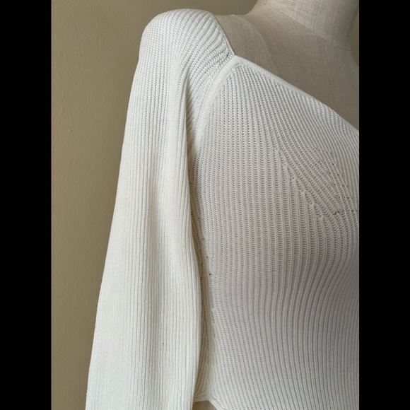 Top. Sweater. Blouse. - Picture 3 of 5